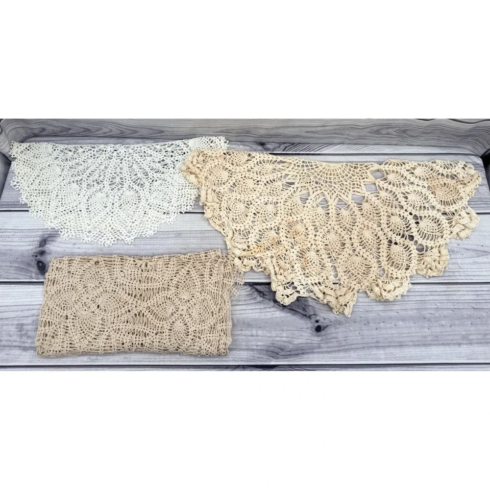LOT OF 3 VINTAGE CROCHET SMALL TABLECLOTHS - WHITE / OFF WHITE‎